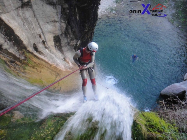  Rappel in waterfalls 